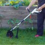 TRUTZHOLM Akku-Rasentrimmer mit Akku, Ladegerät und Nylonmesser im Einsatz.