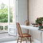ESTAhome Vliestapete mit beigem Karomuster an einer Wand in hellem Raum mit Schreibtisch und Stuhl. Dekorative Tapete.