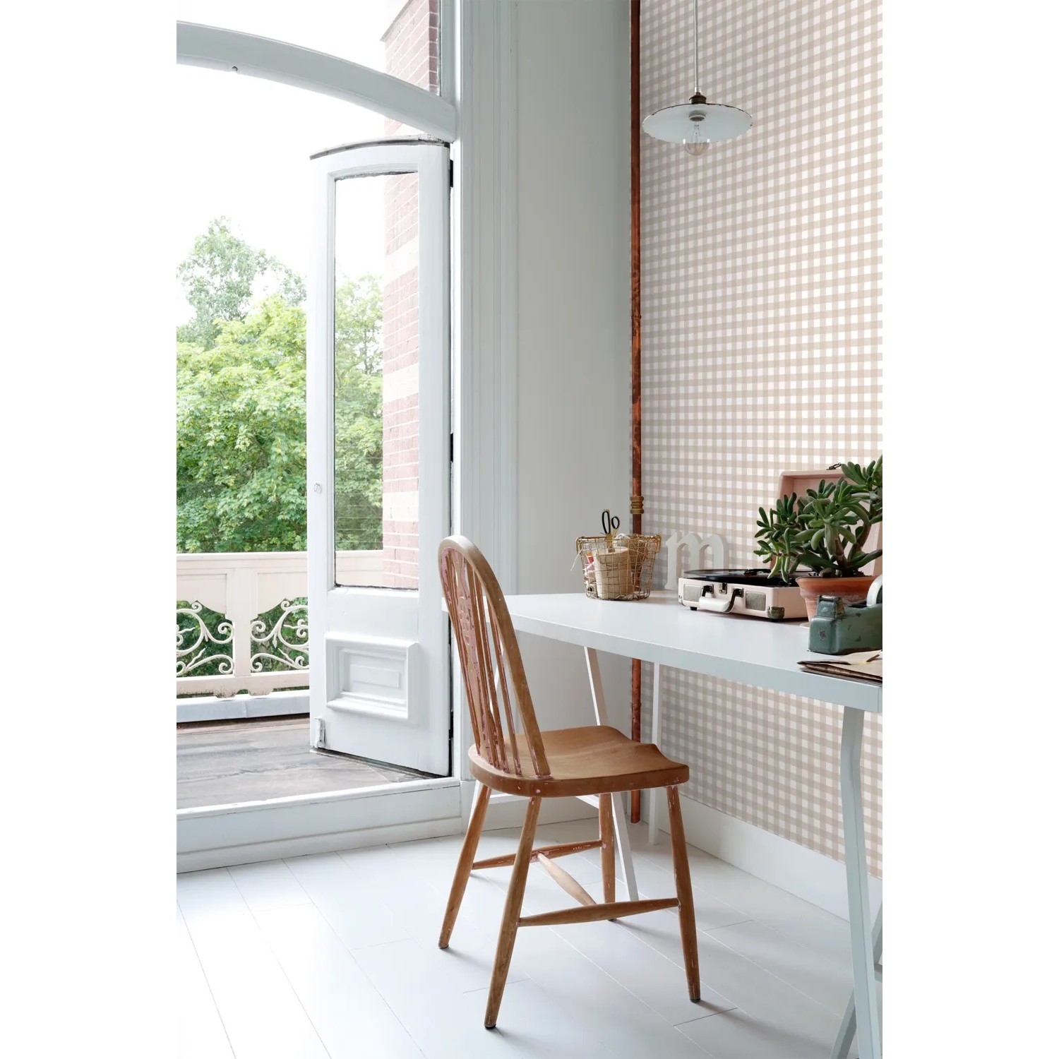 ESTAhome Vliestapete mit beigem Karomuster an einer Wand in hellem Raum mit Schreibtisch und Stuhl. Dekorative Tapete.