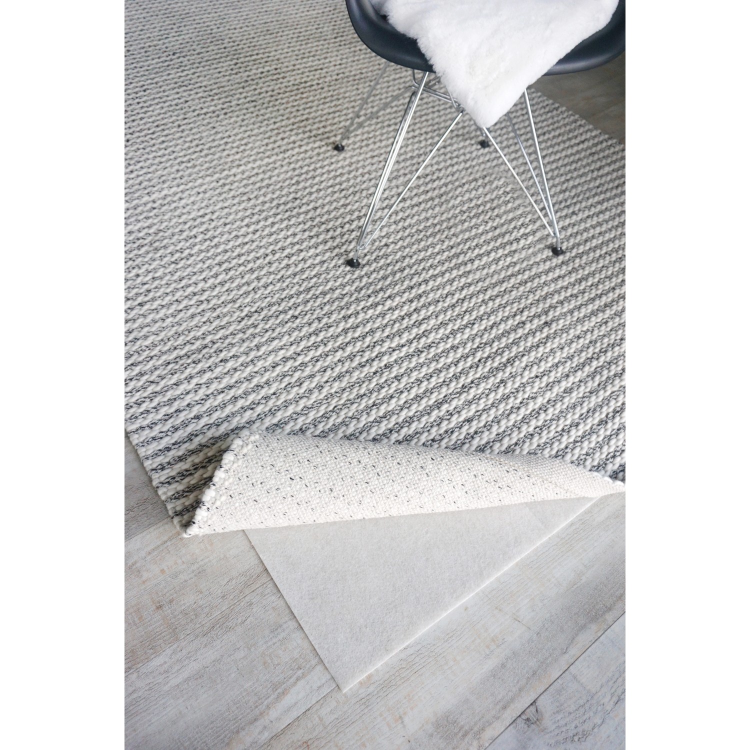 Schöner Wohnen Teppich Vlies 120x180 cm mit Teppichgleitschutz auf hellem Holzboden.