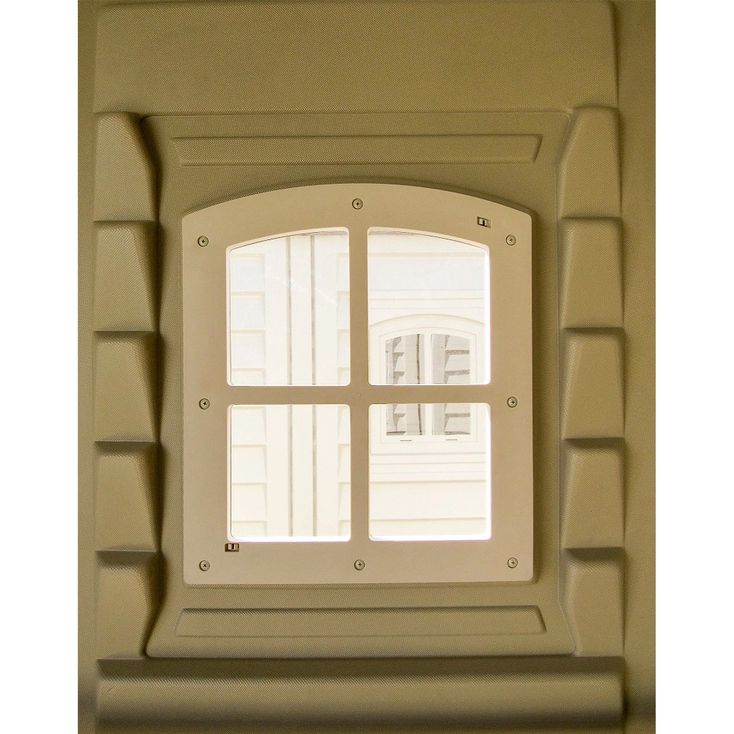 Detailansicht Fenster des Duramax Kunststoff-Gartenhauses WoodBridge Plus 7,6 m².