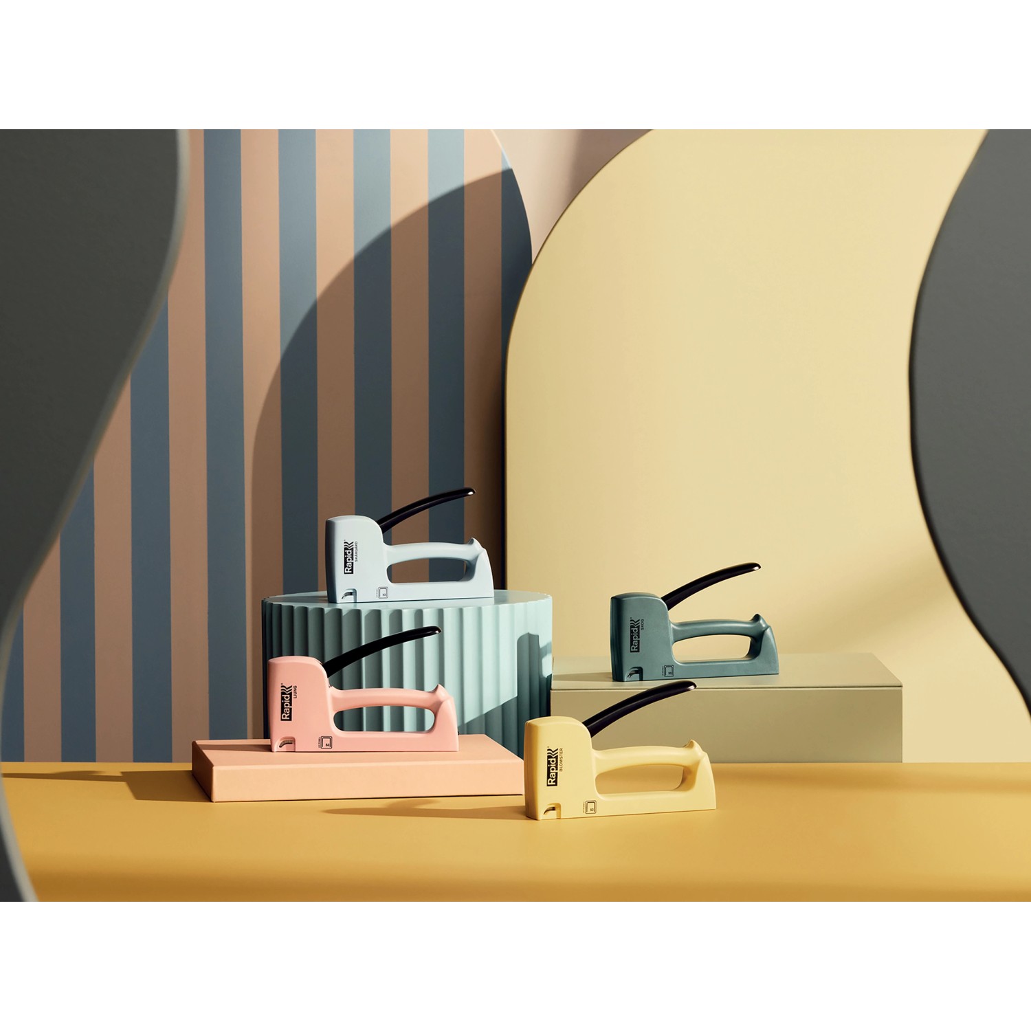 Mehrfarbige Rapid Handtacker R53 Skog, ideal zum Polstern und für Dekoarbeiten.