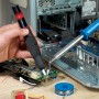 LUX Entlötsauger in Aktion: Detailaufnahme der Teflonspitze beim Entfernen von Lötzinn von einer Platine.