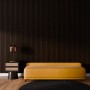 Wohnraum mit Akustikpaneel Wandverkleidung Eiche geräuchert, gelbem Sofa und Lampe.
