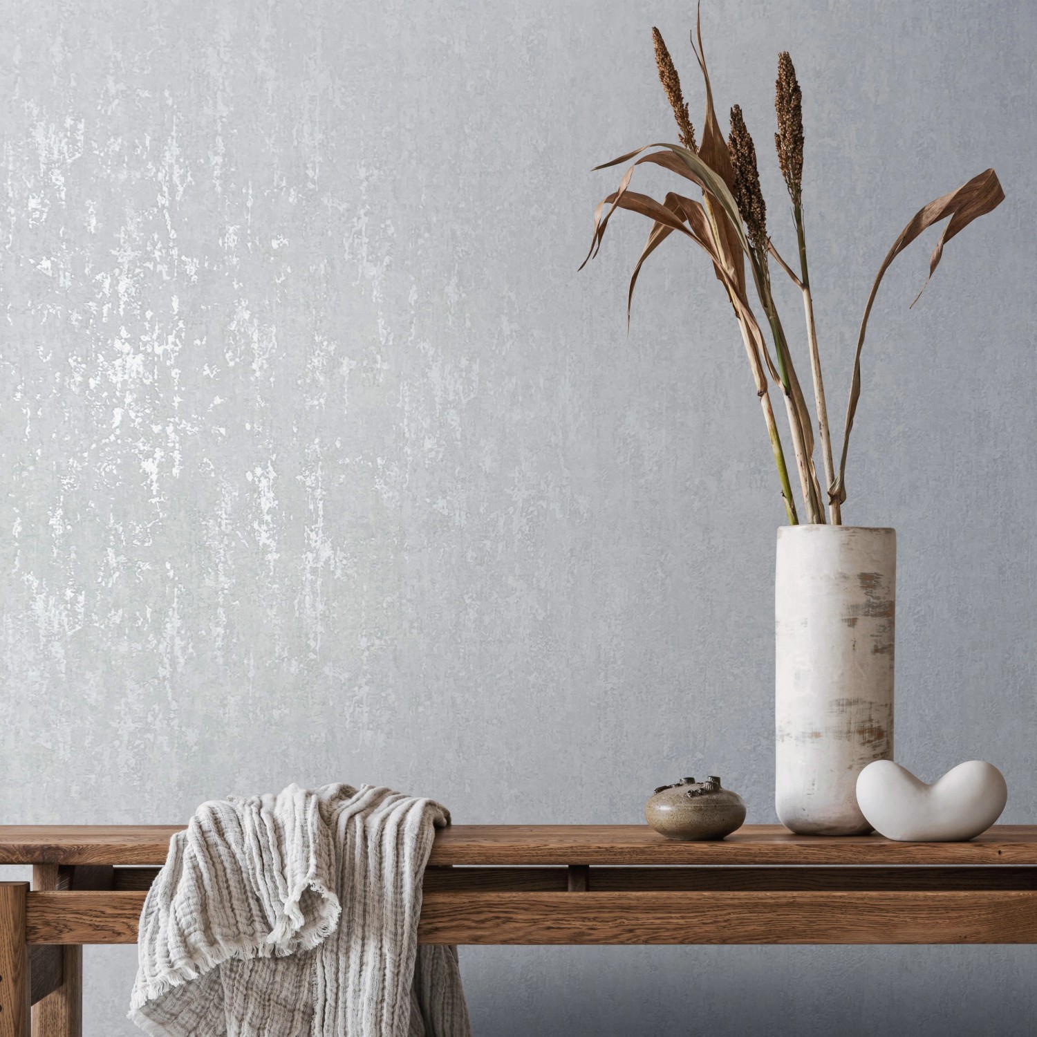 Weiße Vliestapete in Betonoptik mit Glanzeffekt von Marburg, modernes Design für Wohnräume.