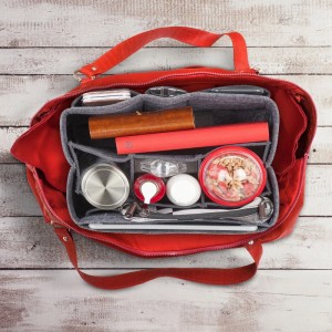 Dunkelgrauer Relaxdays Taschenorganizer aus Filz mit Fächern in einer roten Handtasche.