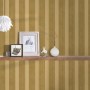 Gestreifte Vliestapete in Beige und Gold für Wohn- und Esszimmer. Dekorative Vinyltapete mit goldenen Streifen.