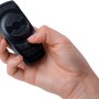 Schwarzer Paulmann Plug & Shine Controller mit Fernbedienung in Hand
