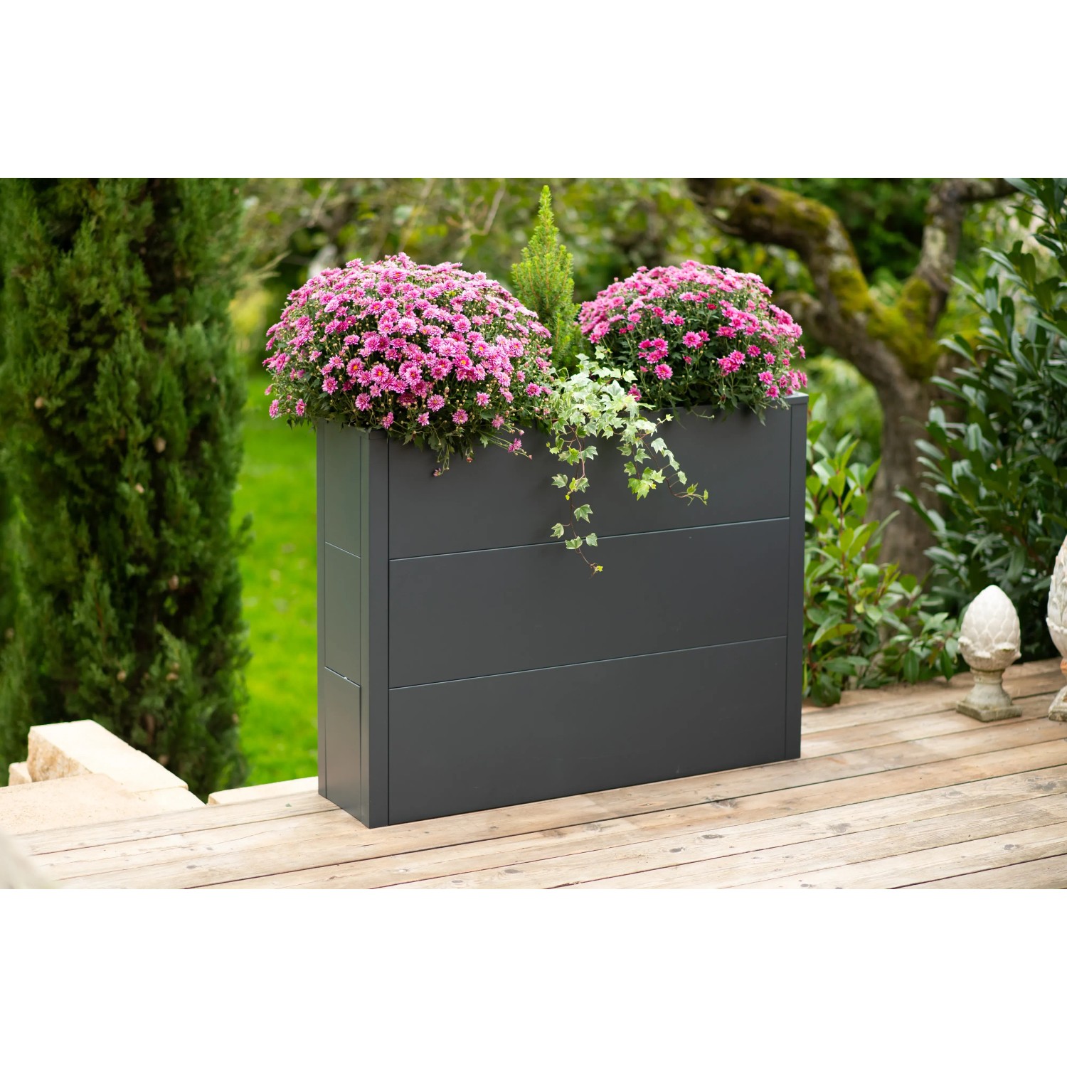Westmann Pflanzkübel Talus XL, anthrazit, mit Blumen bepflanzt. Metall Pflanzkasten für Garten und Terrasse.