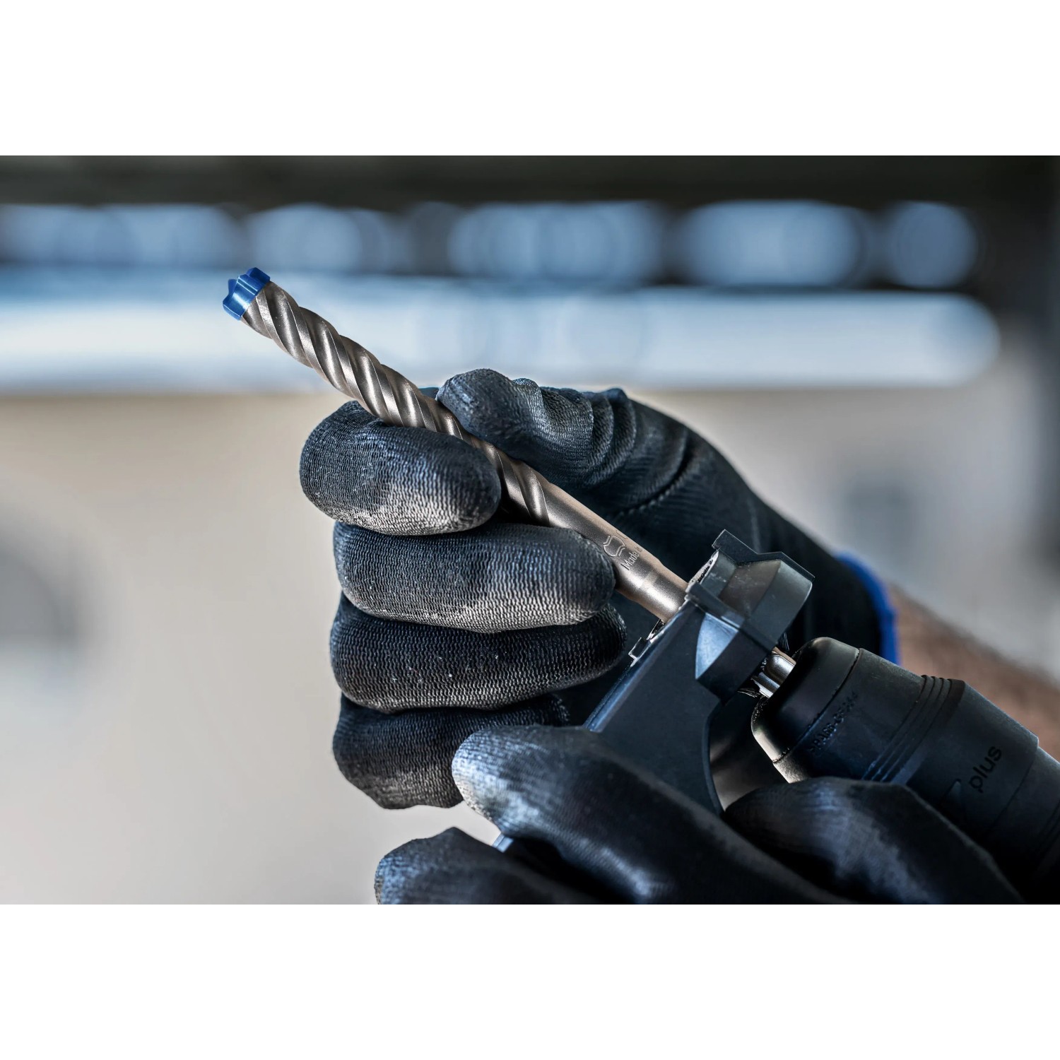 Bosch Expert Hammerbohrer SDS Plus-7X (8x300x365 mm) im Bohrfutter einer Bohrmaschine.