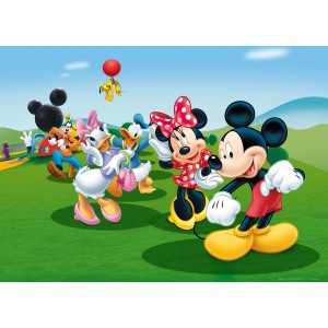 Disney Fototapete mit Micky Maus, Donald Duck, Goofy und Daisy Duck auf grüner Wiese.