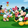 Disney Fototapete mit Micky Maus, Donald Duck, Goofy und Daisy Duck auf grüner Wiese.