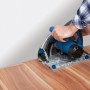 Scheppach Tauchsäge PL 55 im Einsatz beim Holzzuschnitt. Handkreissäge mit blauem Gehäuse.