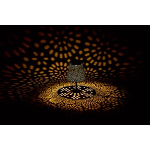 Dunkelgraue Solar-Tischleuchte mit Blumenmuster und warmweißem Lichtschein.