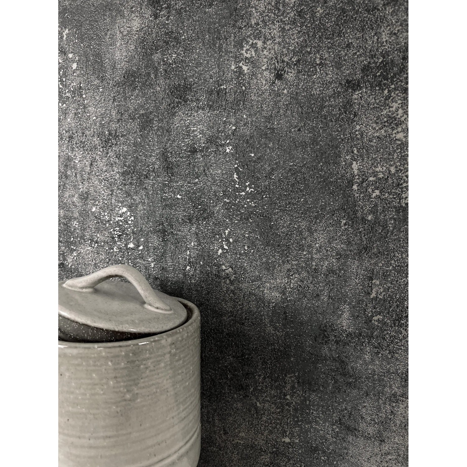 Newroom Vliestapete Perseus Moonlight Betonoptik in Anthrazit. Moderne Wandgestaltung.