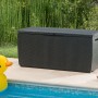 Keter Aufbewahrungsbox Capri 305 l in Rattanoptik, neben Pool mit gelber Ente.