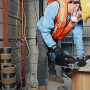 Bosch Professional GKM 18 V-50 Akku-Kreissäge im Einsatz beim Sägen von Metall.