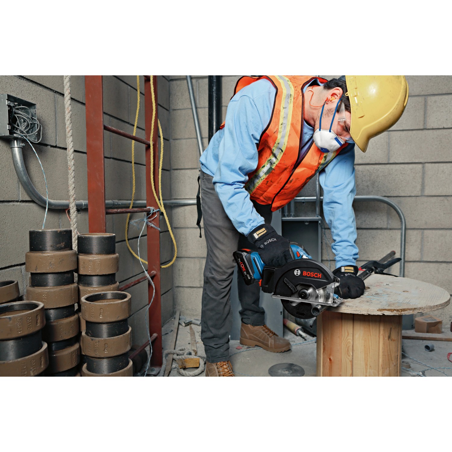 Bosch Professional GKM 18 V-50 Akku-Kreissäge im Einsatz beim Sägen von Metall.