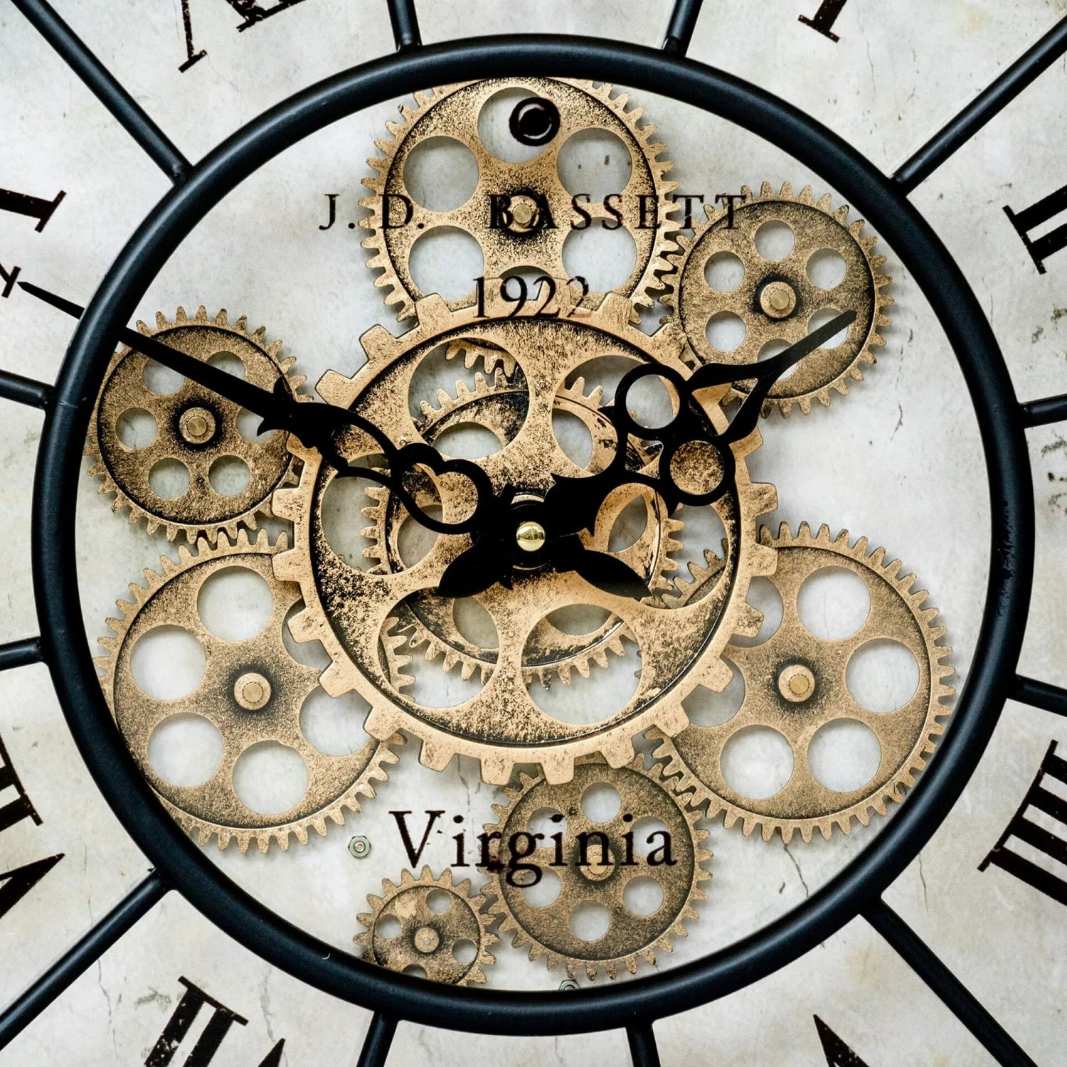 Wall-Art Wanduhr: Detailansicht goldener Zahnräder und schwarzer Zeiger im Vintage Steampunk-Design.