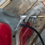Einhell Druckluft-Saugstrahlpistole in Aktion beim Entrosten eines Werkstücks. Zubehör für Kompressoren.