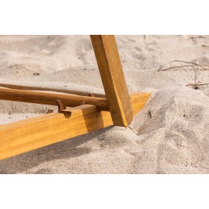Detailaufnahme: Naturfarbener ebuy24 Peachy Sessel aus Holz im Sand.