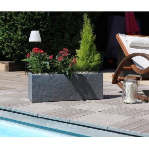 Anthrazitfarbener Ondis24 Pflanzkübel Vulkan (57L) mit Bepflanzung im Außenbereich.