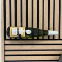 Schwarzes Denpanels Weinregal 3D an Akustikpaneel mit Weinflasche.