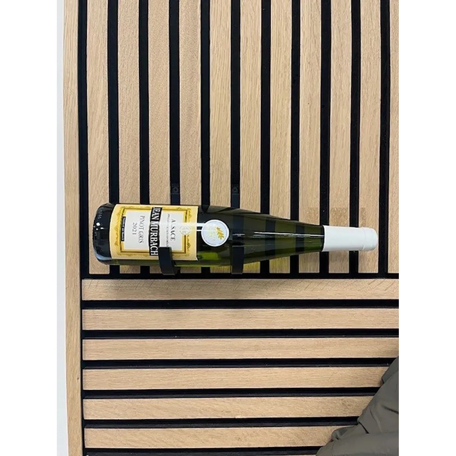 Schwarzes Denpanels Weinregal 3D an Akustikpaneel mit Weinflasche.