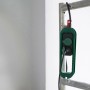 Grün-schwarze 2-fach Steckdosenleiste IP44 mit Kabelaufwicklung am Gerüst.