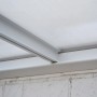 Detailansicht der weißen Home Deluxe Terrassenüberdachung Solis aus Aluminium und Hohlkammerplatten.