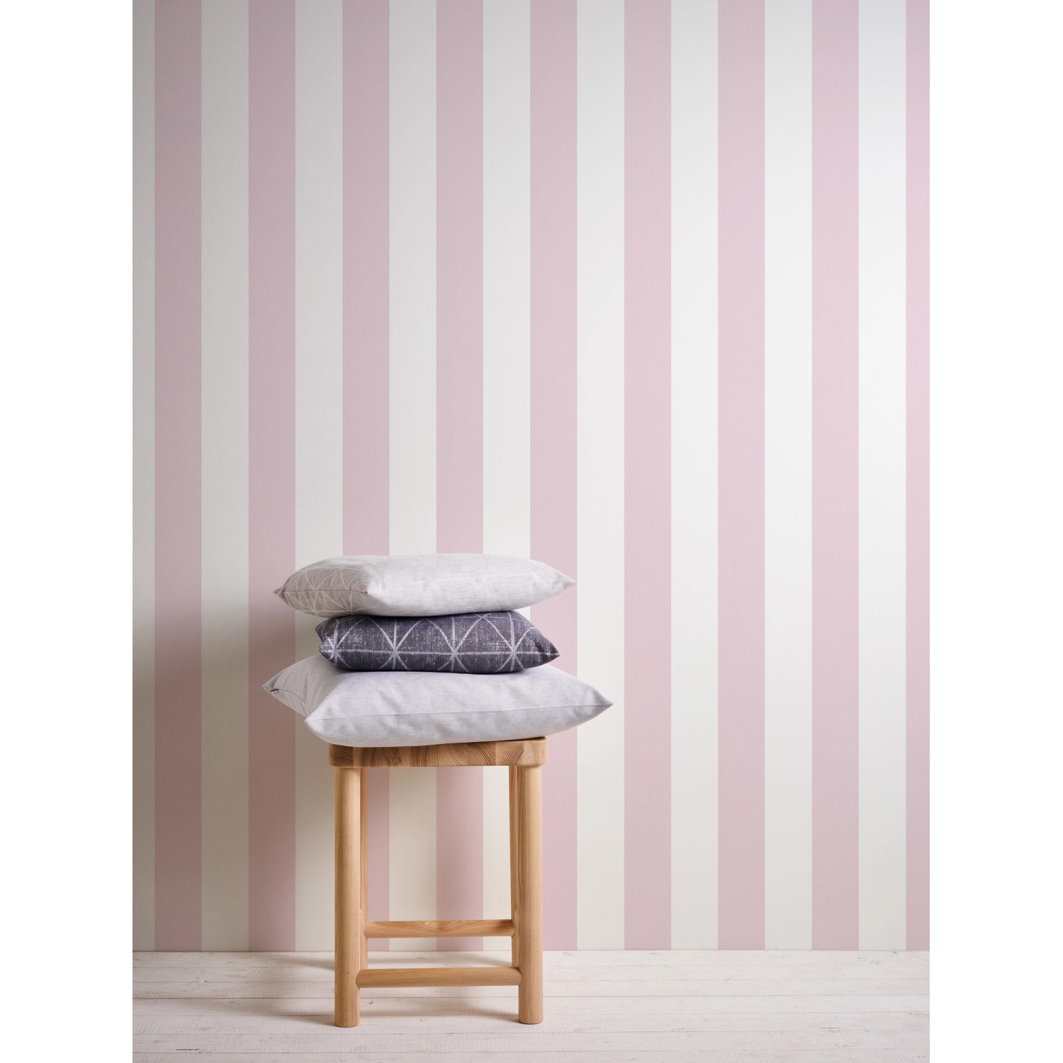 Rosa-weiße Vliestapete mit Streifen für das Kinderzimmer. FSC®-zertifiziert.