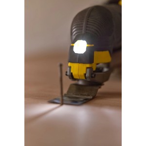 Stanley Fatmax Akku-Multifunktionswerkzeug beim Sägen mit LED-Licht.