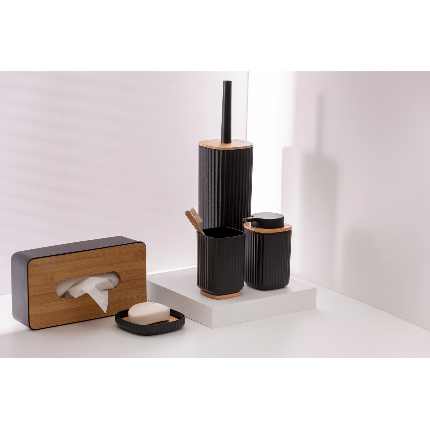 WENKO Bad-Serie Rotello Schwarz: WC-Garnitur, Seifenspender, Zahnputzbecher, Kosmetiktuchbox und Seifenablage.