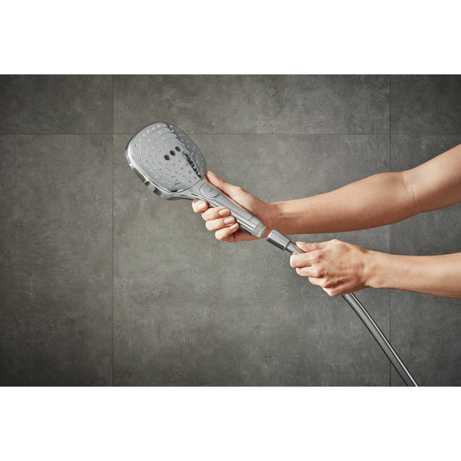 Hansgrohe Raindance Select E 120 Handbrause in Chrom mit 3 Strahlarten wird montiert.