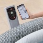 Bestway Whirlpool Bali AirJet: App-Steuerung auf Smartphone, daneben Bedienfeld. Rattan-Optik, sprudelndes Wasser.