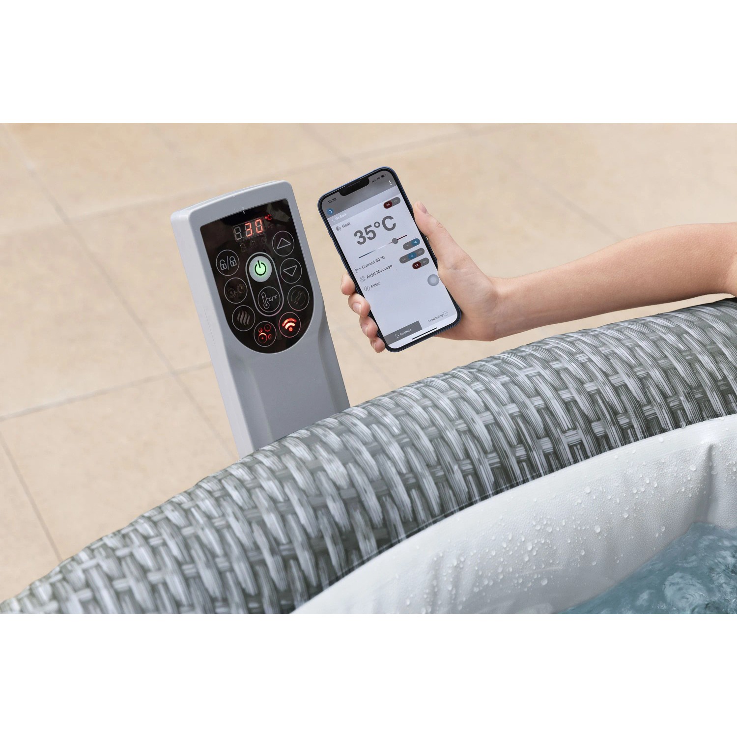 Bestway Whirlpool Bali AirJet: App-Steuerung auf Smartphone, daneben Bedienfeld. Rattan-Optik, sprudelndes Wasser.