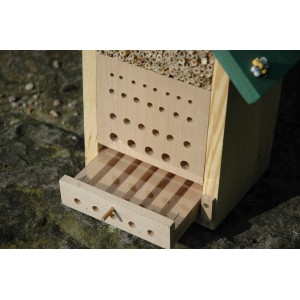 Insektenhotel aus Holz mit Beobachtungslade für Wildbienen und Grabwespen.