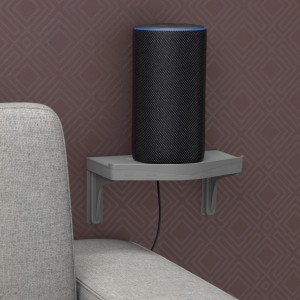 Silberne D-Line Kabel-Organizer-Ablage mit Lautsprecher an der Wand. Kabelkanal für Smart Home Geräte.