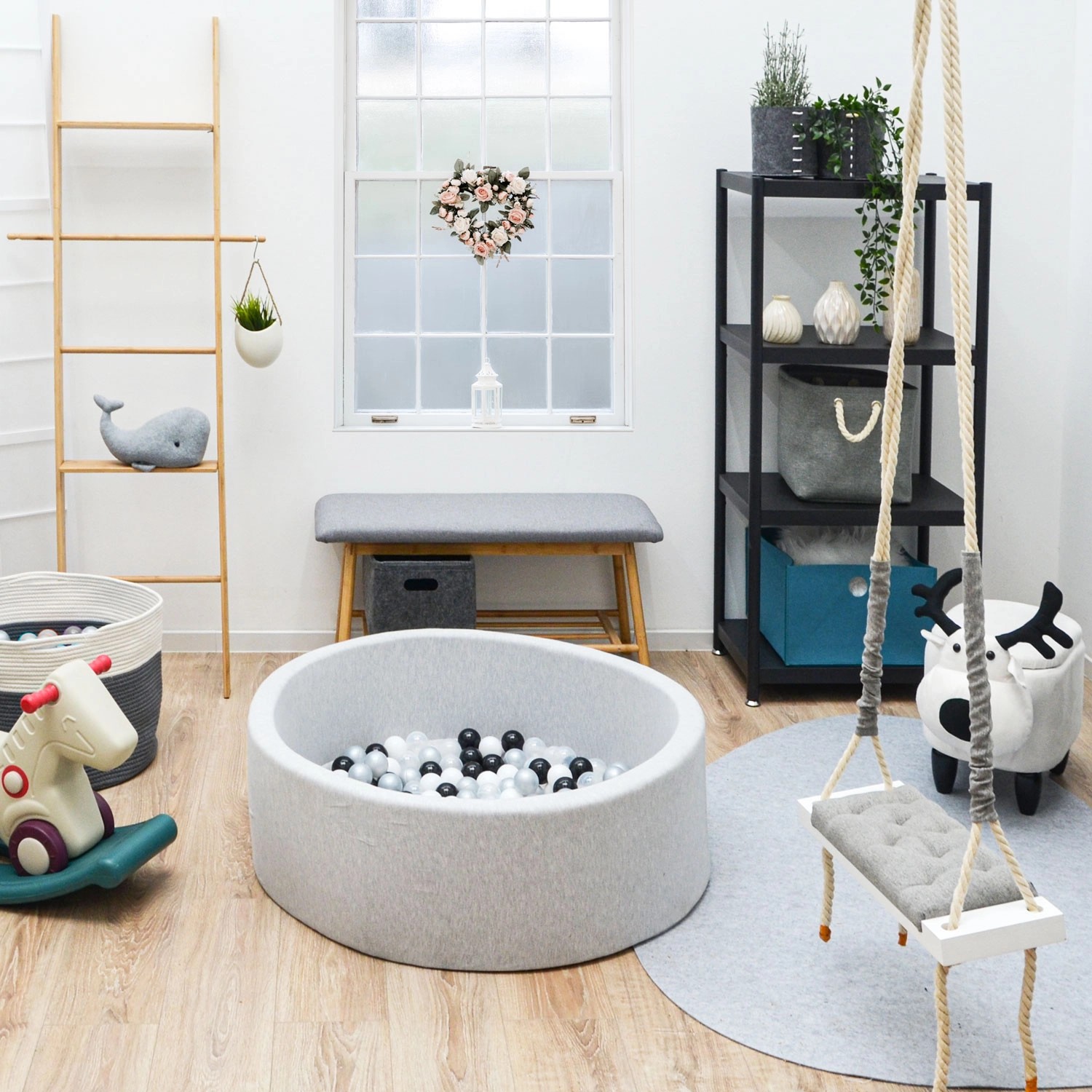 Bällebad mit 200 Bällen (schwarz, grau, weiß, transparent) im Kinderzimmer.