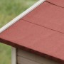 Detailaufnahme: Rote, selbstklebende Karibu Dachbahn auf einem Gartenhaus.