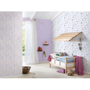 Kinderzimmer mit Vliestapete Blumen in Lila und Rosa. Dekorative Tapete mit floralem Muster.