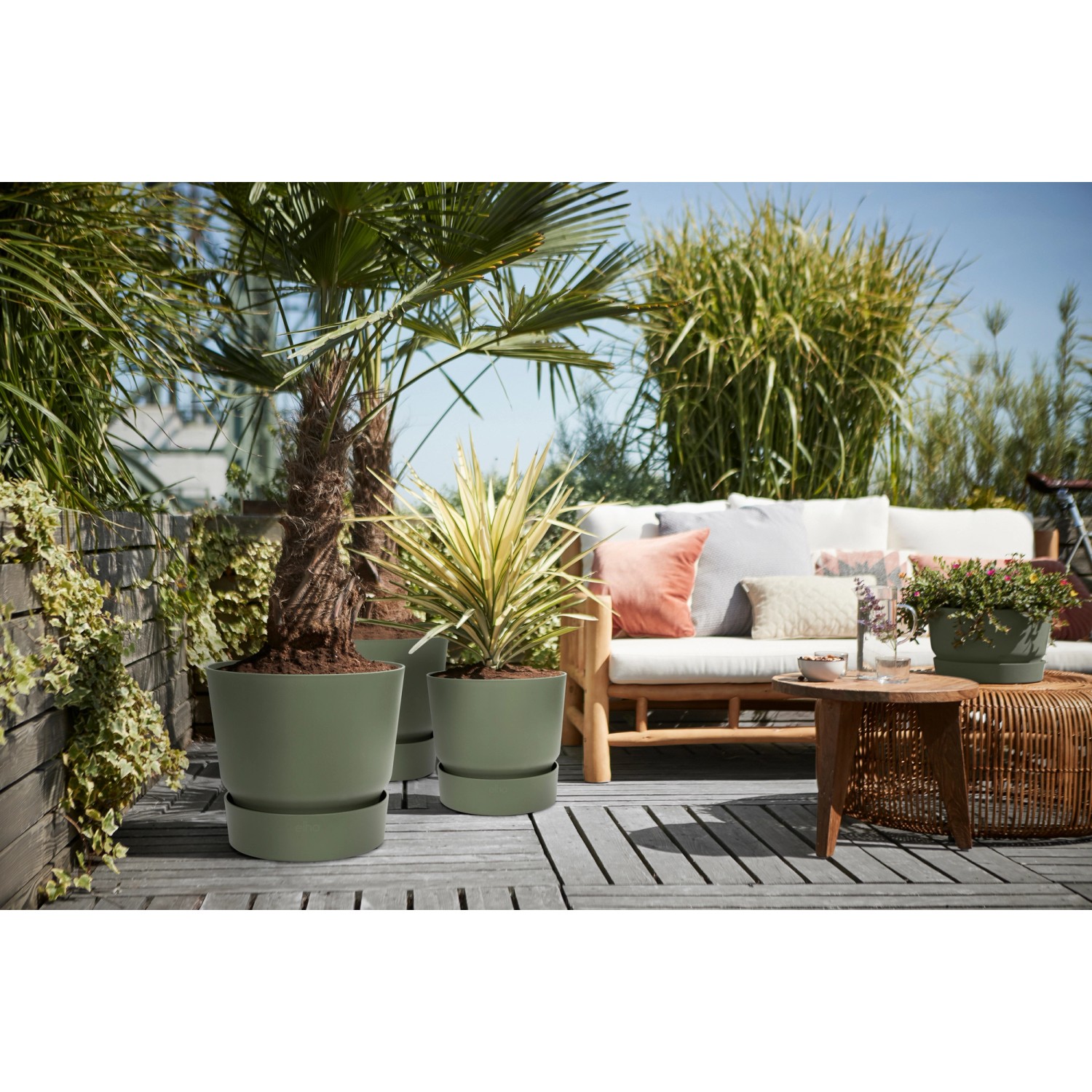 Elho Greenville Pflanzgefäß, rund, Ø 47 cm, laubgrün, mit Pflanzen auf einer Terrasse.