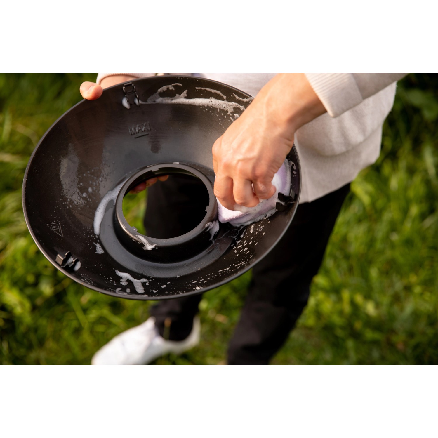 Reinigung der Schale vom Campingaz 360° Tisch-Grill Anthrazit.