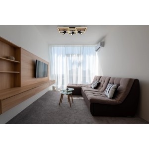 Moderne, schwarze Globo LED-Deckenleuchte mit Holzdekor und vier Strahlern im Wohnzimmer.
