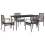 Schwarze 5-tlg. Garten-Essgruppe aus Polyrattan mit Tisch und Stühlen mit cremefarbenen Kissen.