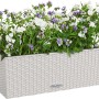 Lechuza Balconera Cottage 50, lichtgrauer Blumenkasten mit weißen und lila Blumen.