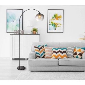 Schwarze Globo Stehleuchte Newcastle mit rauchfarbenem Glasschirm im Wohnzimmer.