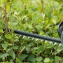 Bosch Akku-Heckenschere Universal Hedge Cut 18-55 im Einsatz beim Heckenschnitt.