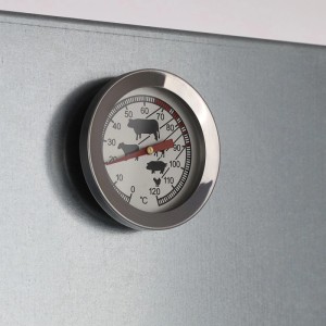 Detailaufnahme: Thermometer am ITA Räucherofen 7000, zur Temperaturkontrolle beim Smoken.