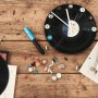 Bosch Gluey Lagoon Blue Heißklebestift auf Werkbank mit Vinyl-Uhr und Bastelmaterial.